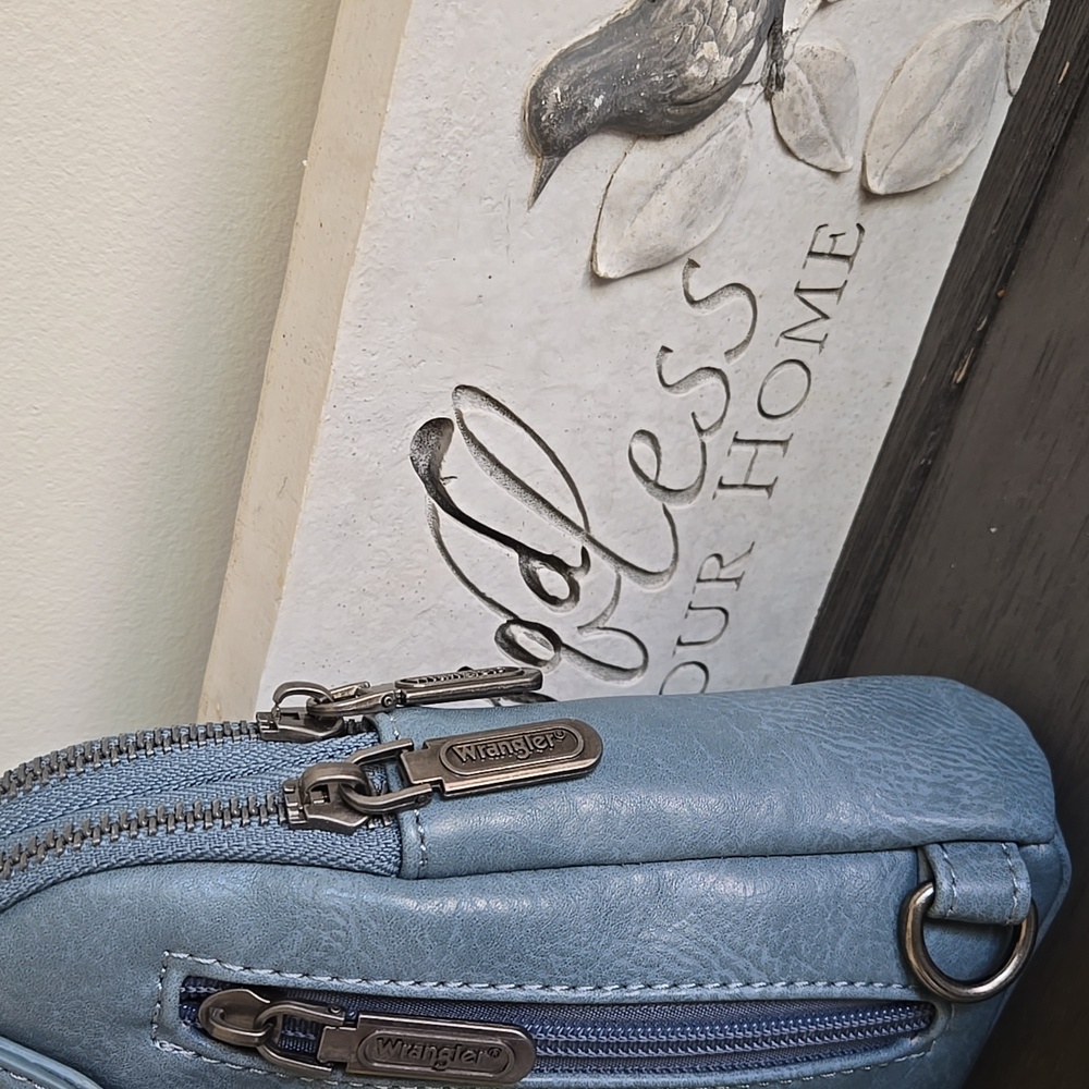 Wrangler Crossbody Bag - Picture 4 of 9